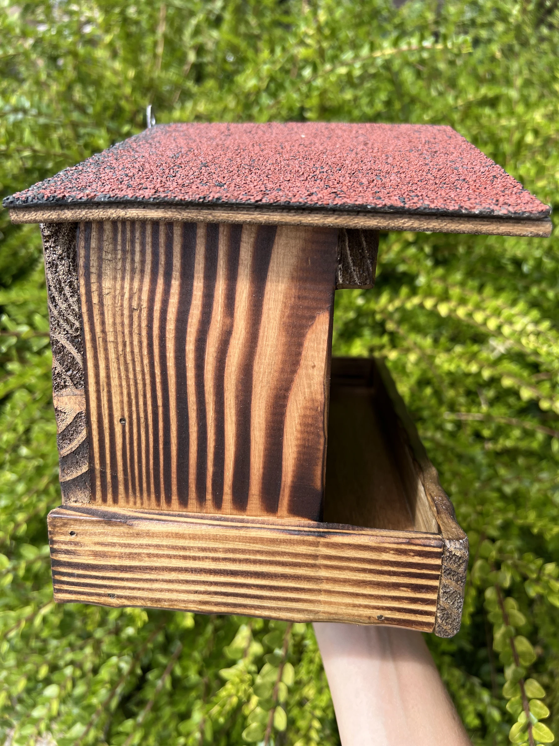 🐦‍⬛ Handgemaakte houten voederkast voor vogels van gebrand hout 🌿 Bitumen dak – Spar – photo 5